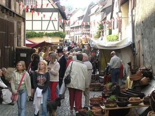 Menschen schlendern durch die Mittelaltergasse beim Altstadtfest