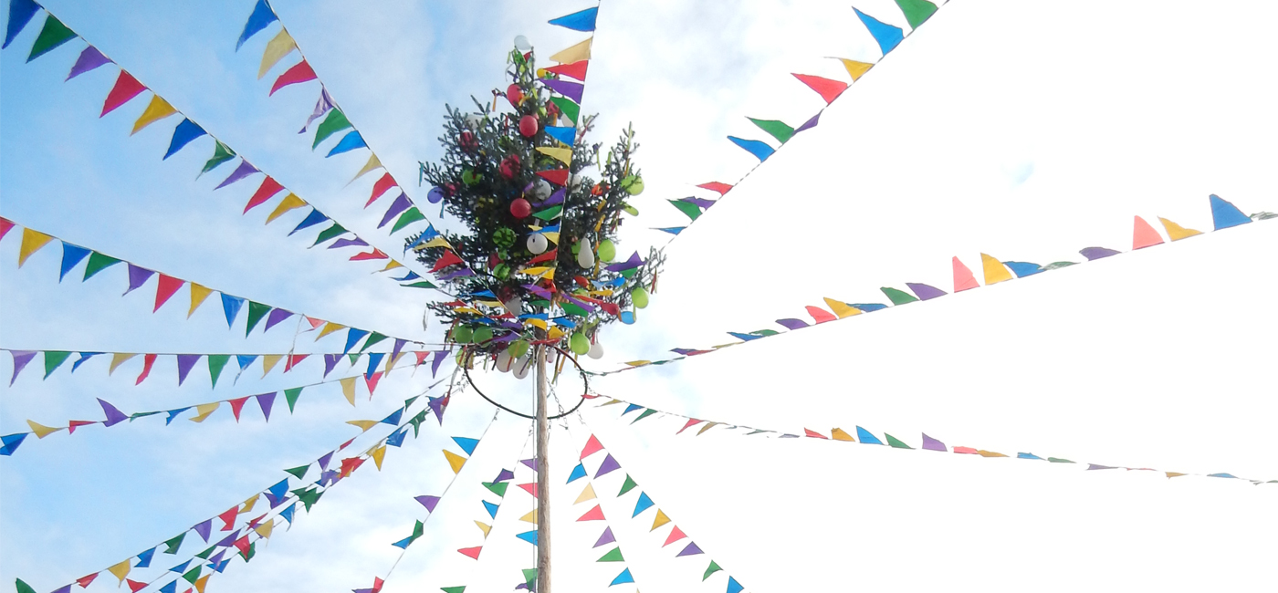 Narrenbaum mit Luftballons und bunten Wimpeln