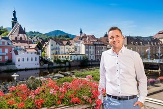 Der Bürgermeister steht auf dem Rathausbalkon, die Gernsbacher Altstadt im Hintergrund 