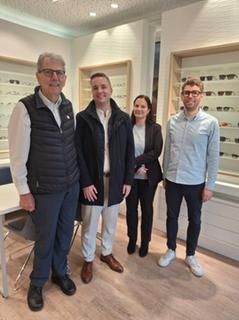 4 Menschen in einem Optikergeschäft v.l.n.r.: Leo Hauser, Julian Christ, Nicoletta Arand, Simon Hauser