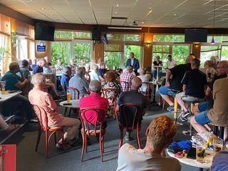 Reger Dialog beim Rathaus vor Ort in Obertsrot/Hilpertsau im Juli 2023.