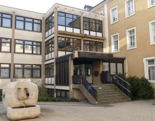 Das Gernsbacher Rathaus in der Igelbachstraße. Ein Gebäude mit einem abstrakten Brunnen davor.