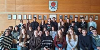 ugendliche der 10. Klassen aus Spanien und Deutschland beim Besuch im Gernsbacher Rathaus 13 spanische und 14 deutsche Jugendliche der 10. Klassen stehen gemeinsam im Gernsbacher Rathaus. Sie besuchen im Rahmen eines Austauschs die Stadt und informieren sich über die Arbeit der Verwaltung.