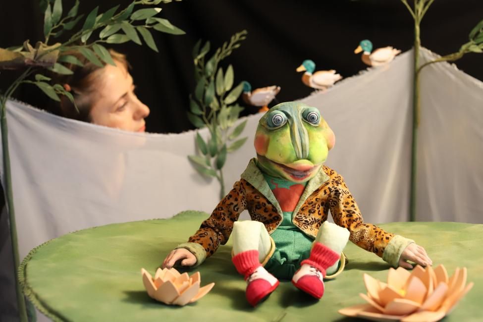 Der Wind in den Weiden Szenenbild: 1 Schauspieler und 1 FroschpPuppe