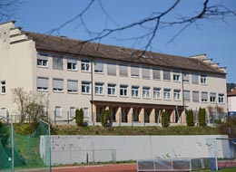 Außenansicht Grundschule. Im Vordergrund ein Teil des Stadions Gernsbach