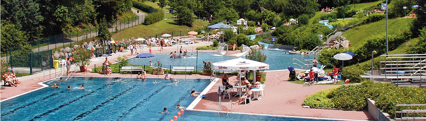 Badegäste tummeln sich im Schwimmbecken des Igelbachbades