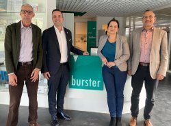 V.l.n.r.: Gründer und Geschäftsführer Matthias Burster, Bürgermeister Julian Christ, Wirtschaftsförderin Nicoletta Arand, Geschäftsführer Christian Karius. Vier Personen. V.l.n.r.: Gründer und Geschäftsführer Matthias Burster, Bürgermeister Julian Christ, Wirtschaftsförderin Nicoletta Arand, Geschäftsführer Christian Karius.