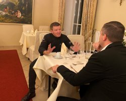 Bürgermeister Christ (rechts im Bild) im Gespräch mit Inhaber Bernd Weber (links im Bild). 2 Männer im Gespräch am Tisch.