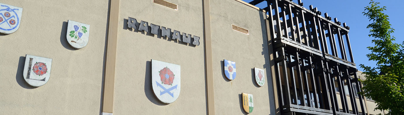 Fassade des Gernsbacher Rathauses mit den Wappen der Ortsteile