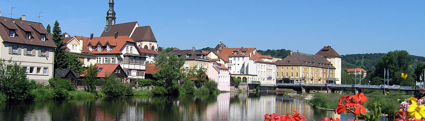 Die Murg mit Blumen am Geländer, im Hintergrund die Altstadt