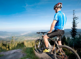 weiter zu Mountainbike Arena Murg/Enz Mountainbiker mit seinem Rad auf Felsen mit Blick ins Murgtal