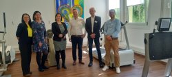 V.r.n.l.: René Schalles (Therapieleiter), Wolfgang Vogt (Kaufmännischer Direktor), Bürgermeister Julian Christ, Wirtschaftsförderin Nicoletta Arand, Bettina Droll (Organisationsentwicklung und Qualitätsmanagement) und Marcelina Banach (Assistentin der kaufmännischen Direktion). V.r.n.l.: René Schalles (Therapieleiter), Wolfgang Vogt (Kaufmännischer Direktor), Bürgermeister Julian Christ, Wirtschaftsförderin Nicoletta Arand, Bettina Droll (Organisationsentwicklung und Qualitätsmanagement) und Marcelina Banach (Assistentin der kaufmännischen Direktion).
