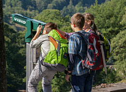 Kinder auf dem Sagenweg schauen durchs Fernrohr