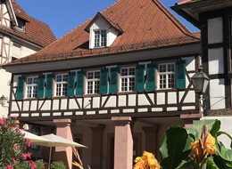 Blick auf das Kornhaus mit seinem Säulengang und Fachwerk im oberen Stockwerk.