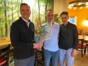 Bürgermeister Christ begrüßt die neuen Pächter der Auwiesenhütte, Anto und Sladjanja Margic. Bürgermeister Christ (links) begrüßt die neuen Pächter der Auwiesenhütte, Anto und Sladjanja Margic (rechts im Bild).