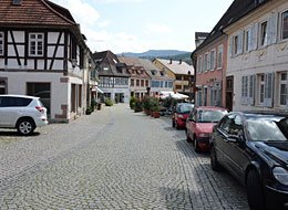 weiter zu Parken Parkende Fahrzeuge in der Innenstadt