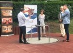 Einweihung des durch Spenden der Stiftung ,Gernsbach hilft` finanzierten, barrieregerchten Karussells 4 Personen stehen im Rahmen der Einweihung am barrieregerechten Karussell