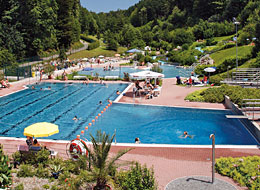 Badegäste tummeln sich im Schwimmbecken des Igelbachbades