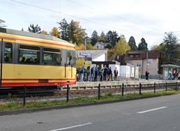 weiter zu Bus & Bahn In die Stadtbahnhaltestelle Gernsbach Mitte fährt eine Stadtbahn ein
