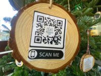 Anhänger am Weihnachtsbaum mit dem QR-Code für Gernsbach hilft.