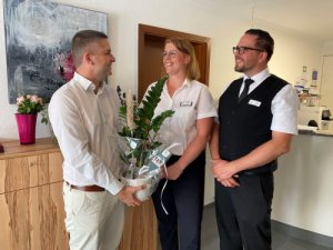 Bürgermeister Christ (links) gratuliert den Eheleuten Tatjana (mittig) und Stefan Merlin (rechts) zur gelungenen Unternehmensnachfolge. Bürgermeister Christ (links) gratuliert den Eheleuten Tatjana (mittig) und Stefan Merlin (rechts) zur gelungenen Unternehmensnachfolge.