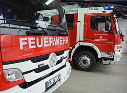 Zwei Feuerwehrfahrzeuge in der Wagenhalle