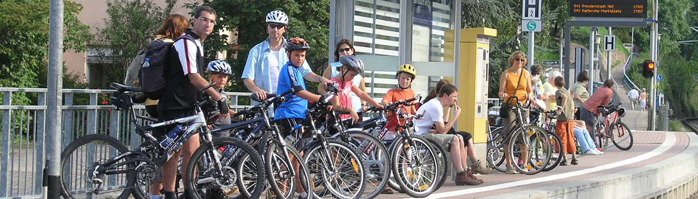 Radfaher Stadtbahnhaltestelle Gernsbach Mitte Eine Gruppe von Radfahrern an der Stadtbahnhaltestelle