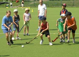 Hockey spielende Kinder