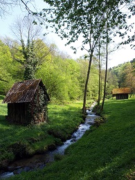 Kunstweg am Reichenbach Heuhütten und Bachlauf im Reichenbachtal