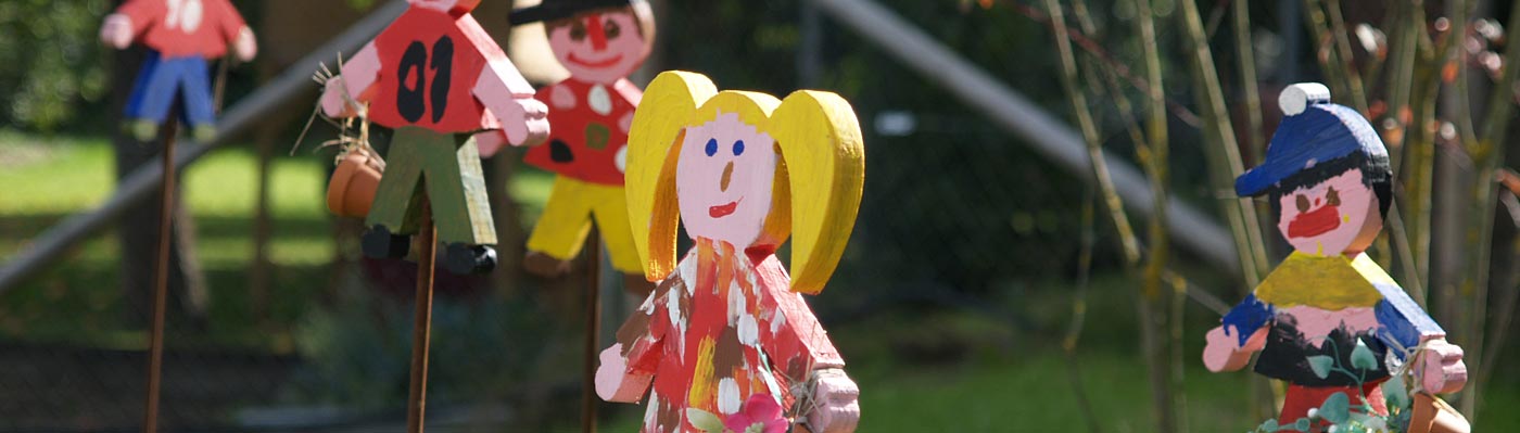 Bunte Figuren aus Holz, die Kinder darstellen